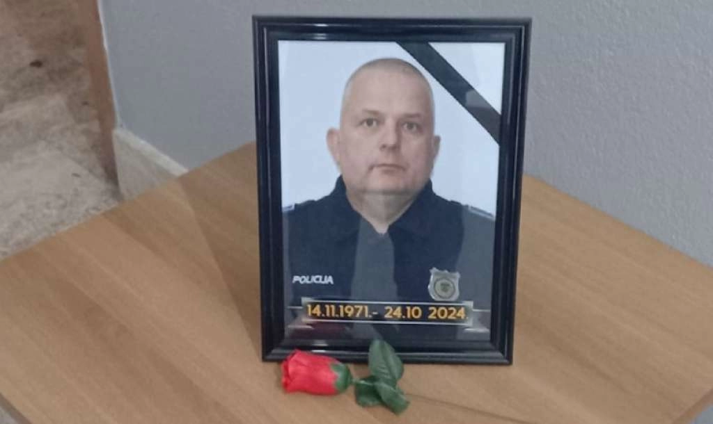 Policijska stanica Bosanska Krupa odala počast ubijenom policajcu Ozrenu Maranu